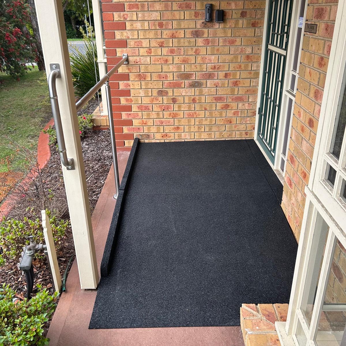 Rubber ramp for home access